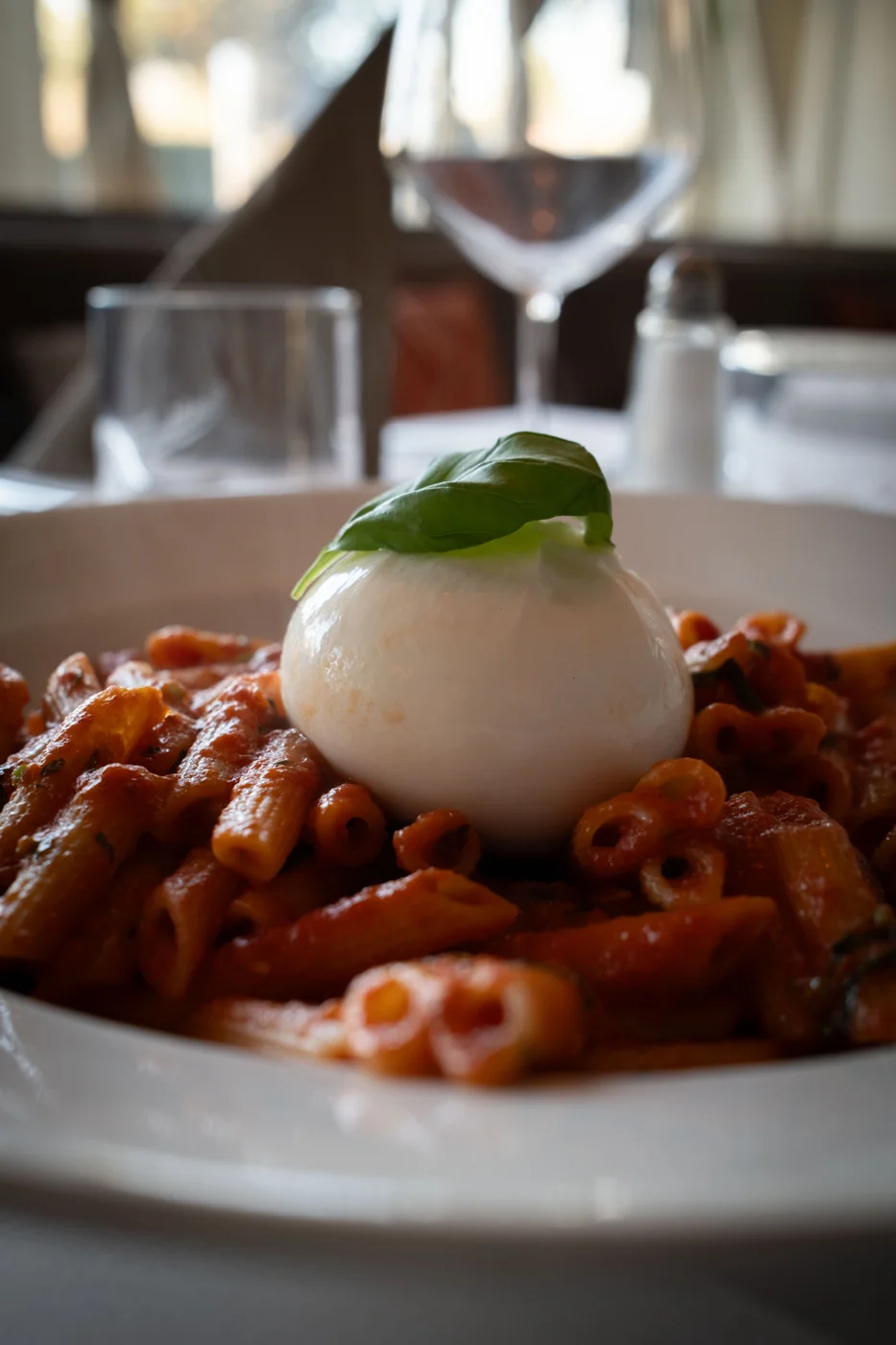 Penne all'arrabbiata mit Burrata und frischem Basilikum